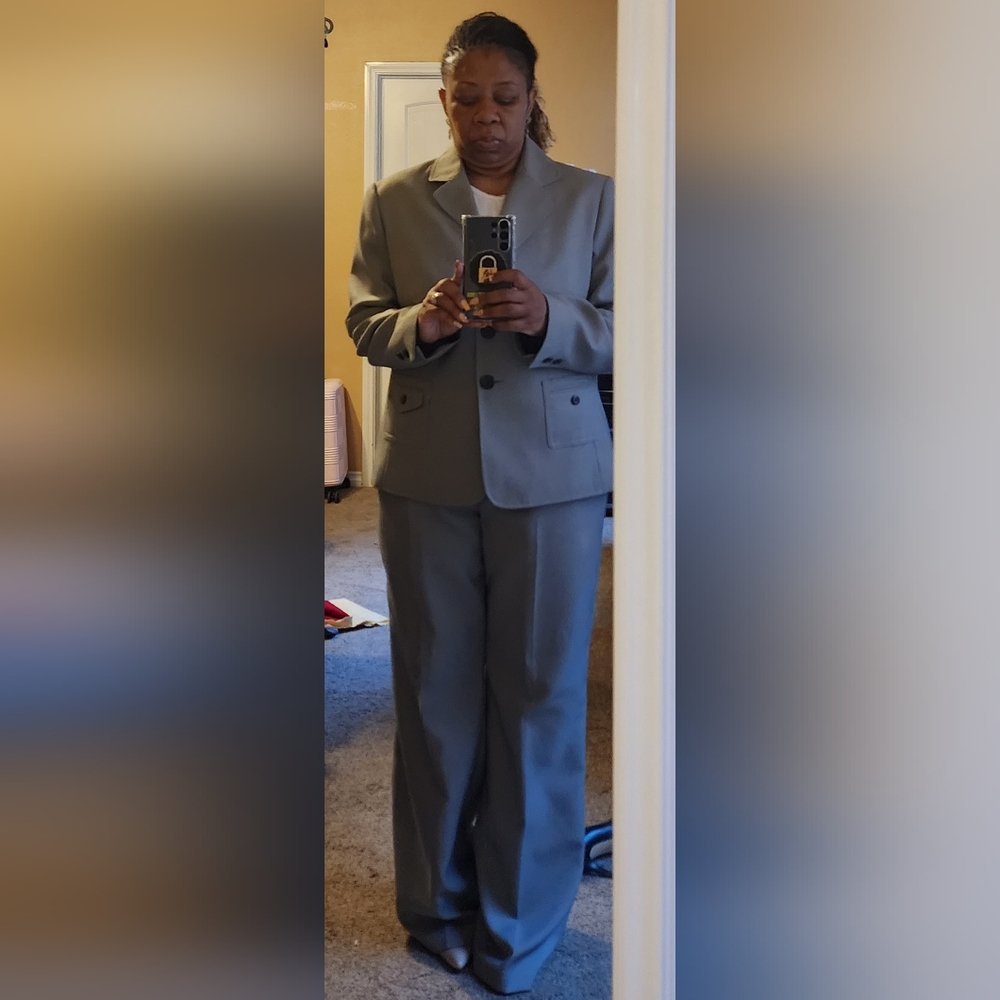 GRAY PANTSUIT